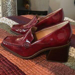 Vince Camuto Segellis heeled loafer size 7 Burgundy